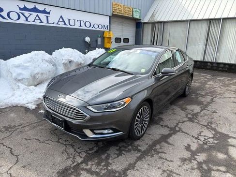 Used 2017 Ford Fusion SE w/ Fusion SE Technology Package image 2