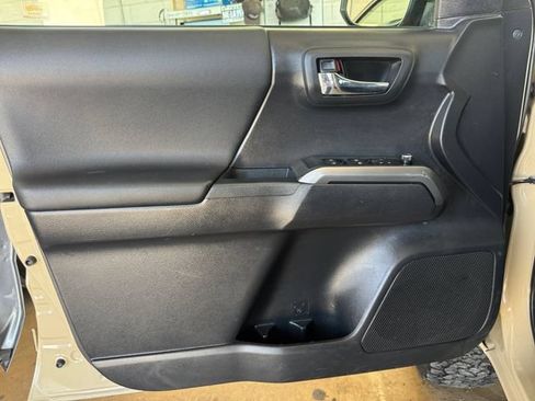 Used 2018 Toyota Tacoma TRD Off-Road w/ Technology Package AWD/4WD image 4