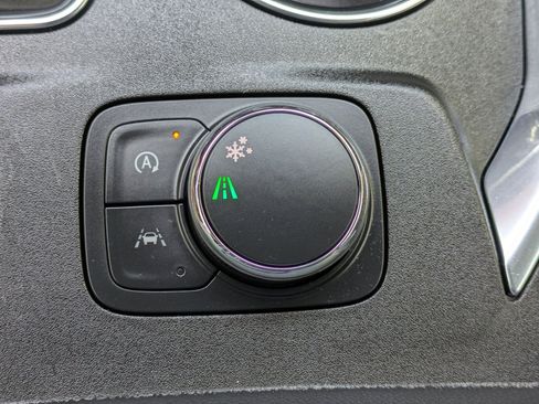 Used 2023 Chevrolet Traverse Premier FWD image 31