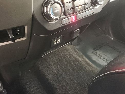 Used 2020 Ford F150 Lariat image 17