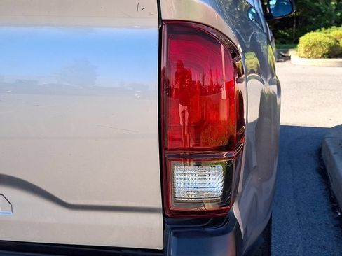 Used 2022 Toyota Tacoma SR RWD image 9