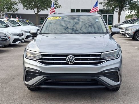 Certified 2024 Volkswagen Tiguan SE FWD image 2
