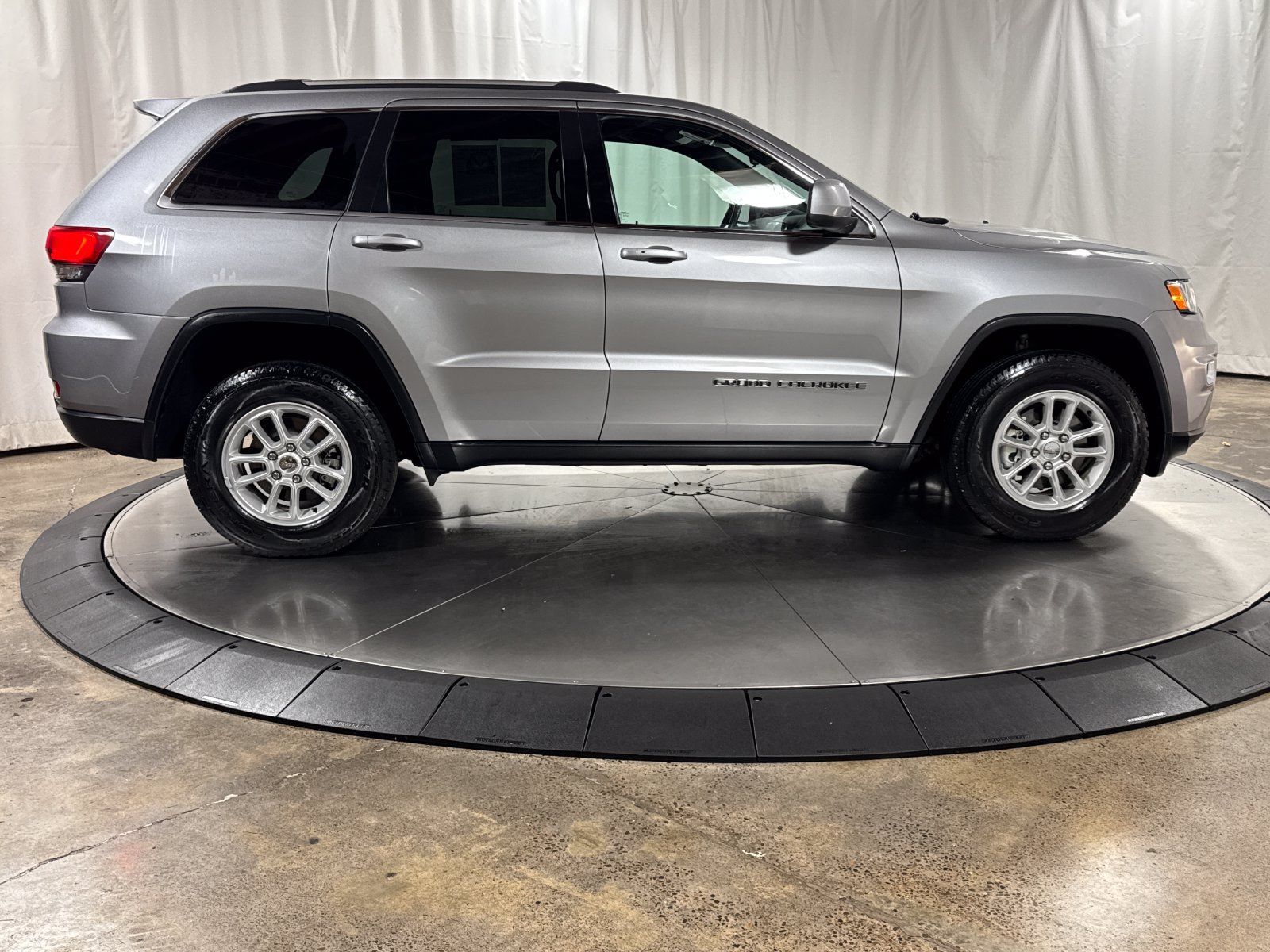 Used 2020 Jeep Grand Cherokee Laredo AWD/4WD image 6