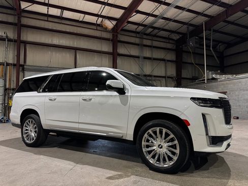 Used 2021 Cadillac Escalade ESV Premium Luxury image 3