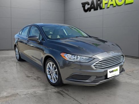 Used 2017 Ford Fusion SE w/ Fusion SE Technology Package FWD image 3