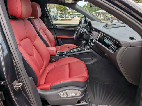 Used 2025 Porsche Macan image 25