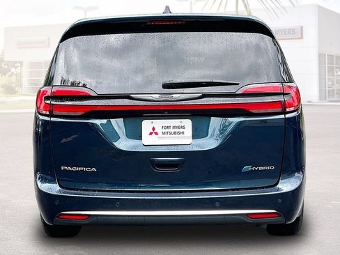 Used 2023 Chrysler Pacifica Touring-L FWD image 18