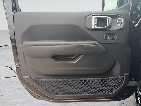 Used 2025 Jeep Wrangler Unlimited Sahara AWD/4WD image 20