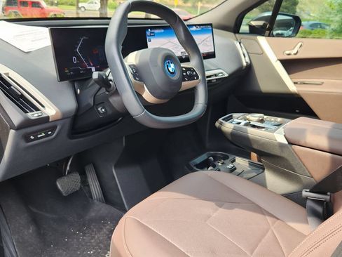 Used 2023 BMW iX xDrive50 w/ Sport Package AWD/4WD image 7