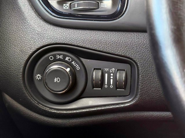Certified 2020 Jeep Renegade Altitude AWD/4WD image 22
