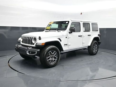 Used 2025 Jeep Wrangler Unlimited Sahara AWD/4WD image 4