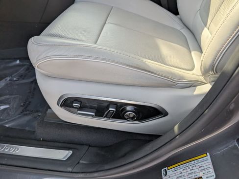 Used 2021 Jeep Grand Cherokee L Overland w/ Luxury Tech Group IV image 21