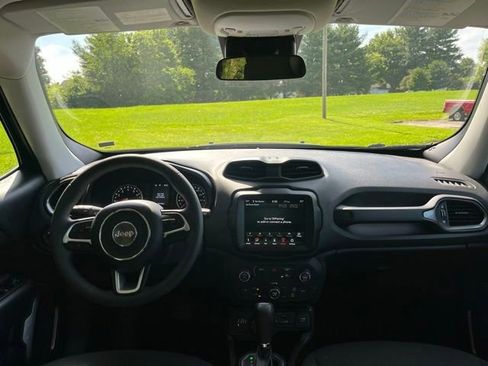 Used 2023 Jeep Renegade Latitude AWD/4WD image 11
