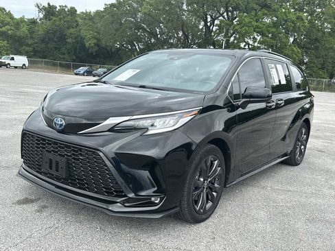 Used 2022 Toyota Sienna XSE FWD image 4