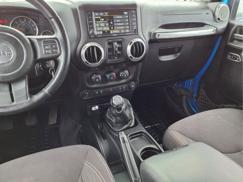 Used 2015 Jeep Wrangler Unlimited Rubicon w/ Connectivity Group image 5