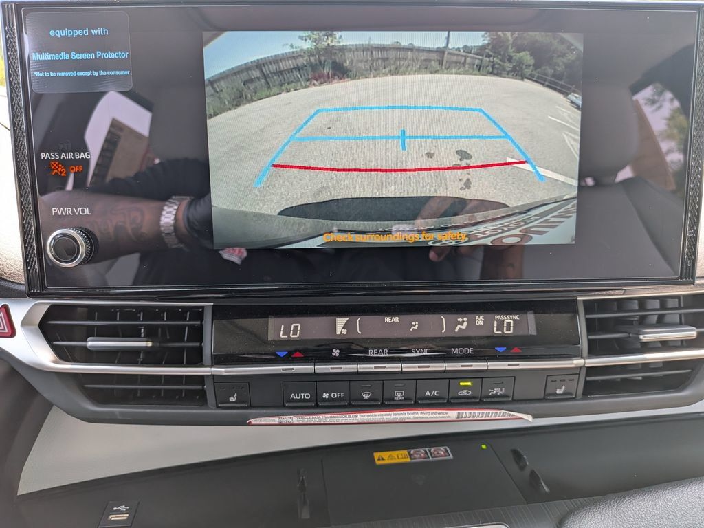 Used 2025 Toyota Sienna XLE w/ XLE Plus Package FWD image 21