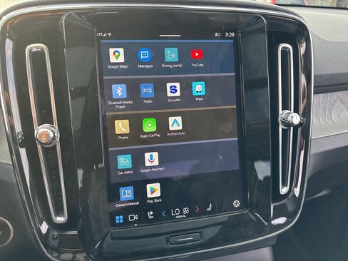 Certified 2025 Volvo XC40 B5 Core image 19