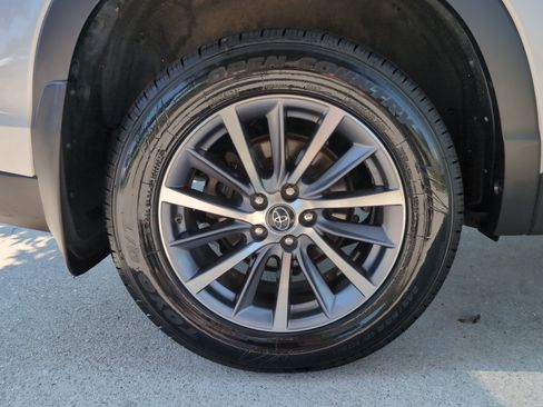 Used 2019 Toyota Highlander XLE AWD/4WD image 13