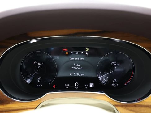 Used 2023 Bentley Bentayga Extended Wheelbase AWD/4WD image 32
