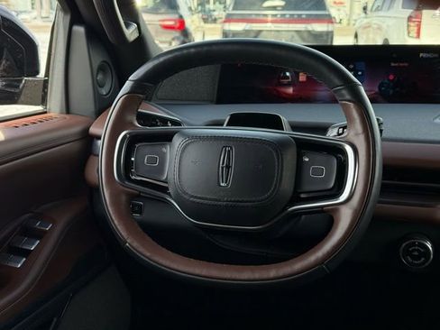 Used 2025 Lincoln Navigator Reserve image 9