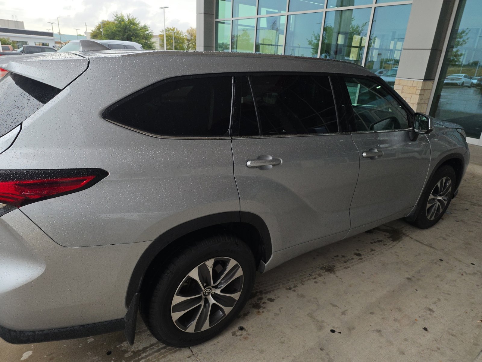 Used 2021 Toyota Highlander XLE AWD/4WD image 21