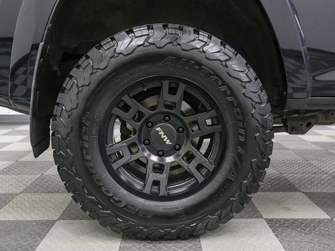 Used 2016 Toyota 4Runner SR5 image 16