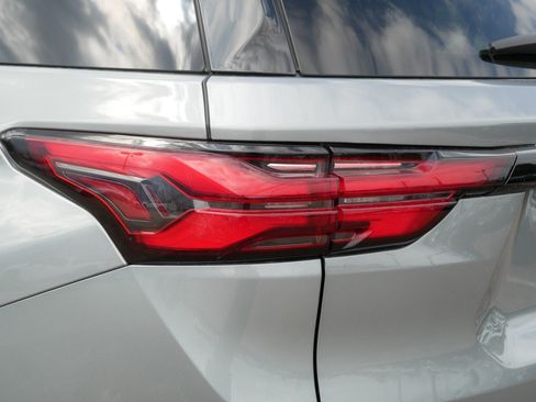 Used 2023 Chevrolet Traverse LT AWD/4WD image 17
