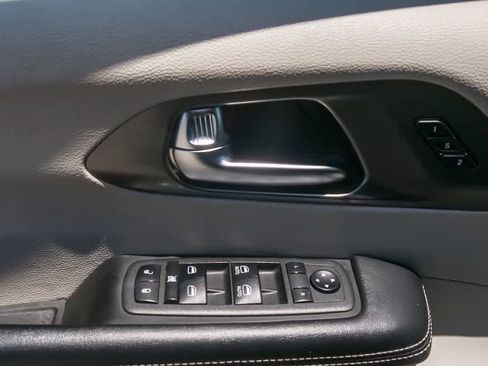 Used 2022 Chrysler Pacifica Touring-L FWD image 19