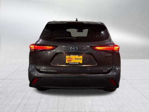 Used 2022 Toyota Highlander XLE AWD/4WD image 11
