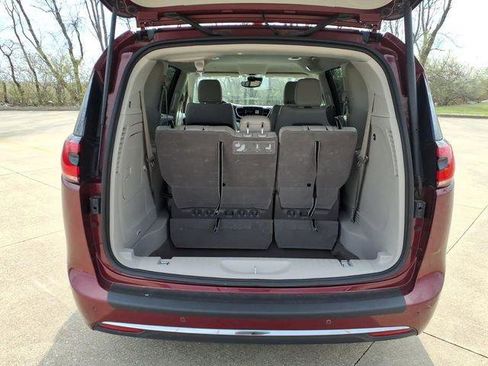 Used 2021 Chrysler Pacifica Touring-L FWD image 19