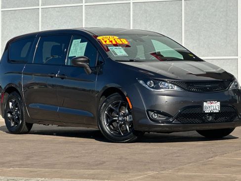 Used 2019 Chrysler Pacifica Touring Plus w/ Advanced Safetytec Group image 2