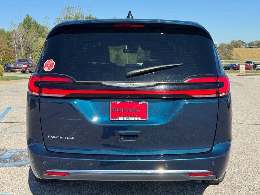 Used 2025 Chrysler Pacifica Select FWD image 5