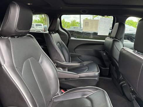 Used 2024 Chrysler Pacifica Premium FWD image 9
