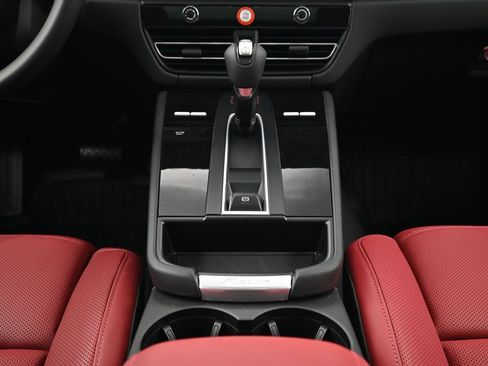 Certified 2026 Porsche Macan AWD/4WD image 10