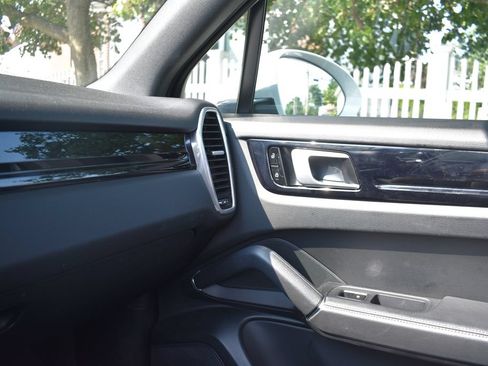 Used 2020 Porsche Cayenne AWD/4WD image 19
