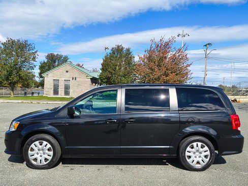 Used 2018 Dodge Grand Caravan SE w/ UConnect Hands-Free Group image 4