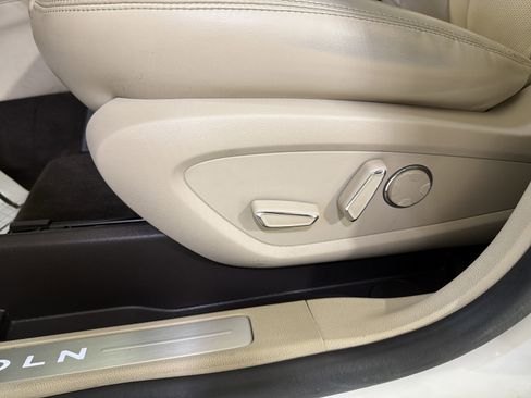 Used 2019 Lincoln MKC Select w/ Select Plus Package FWD image 11