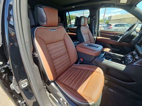 Used 2023 GMC Yukon XL Denali Ultimate AWD/4WD image 18