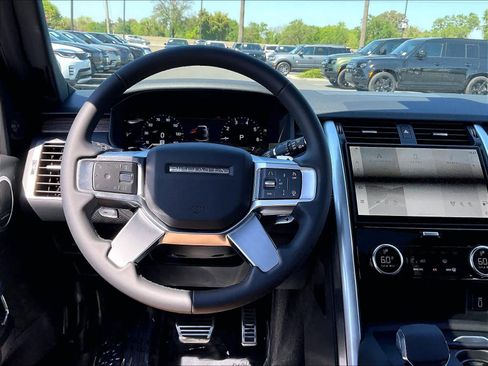 New 2026 Land Rover Discovery Dynamic SE image 15