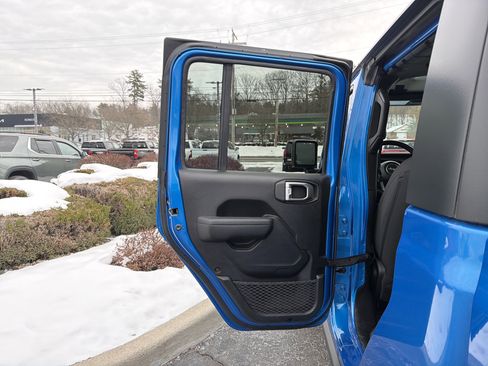 Used 2023 Jeep Gladiator Willys image 26