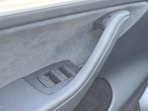 Used 2024 Tesla Model Y Performance image 11