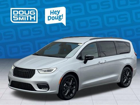 New 2026 Chrysler Pacifica Select w/ S Appearance Package image 2