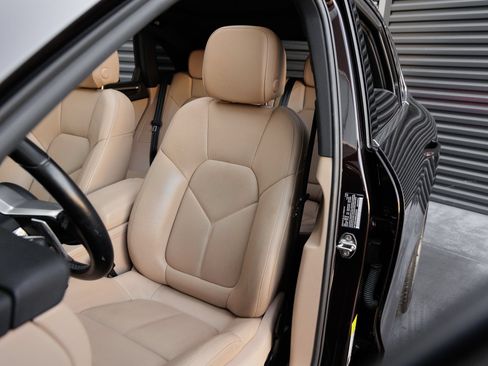 Certified 2021 Porsche Macan S AWD/4WD image 5