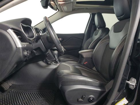 Used 2018 Jeep Cherokee Latitude Plus w/ Comfort/Convenience Group image 11