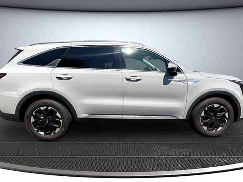 Used 2024 Kia Sorento S w/ Panoramic Sunroof Package FWD image 4