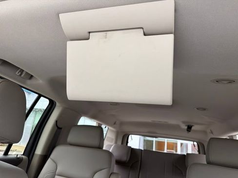 Used 2019 Chevrolet Suburban LT RWD image 16