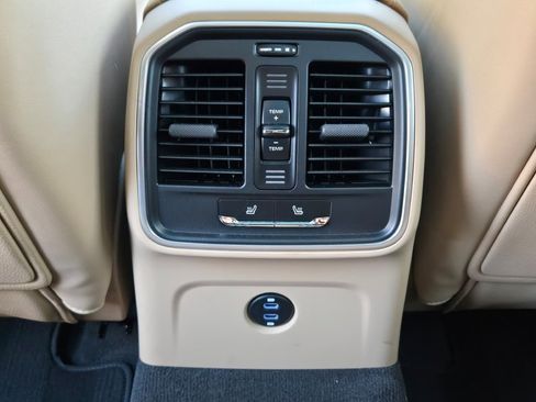 Used 2025 Porsche Macan image 33