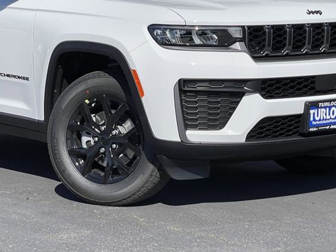 New 2026 Jeep Grand Cherokee Altitude image 3