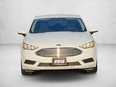 Used 2018 Ford Fusion SE w/ Fusion SE Technology Package image 2
