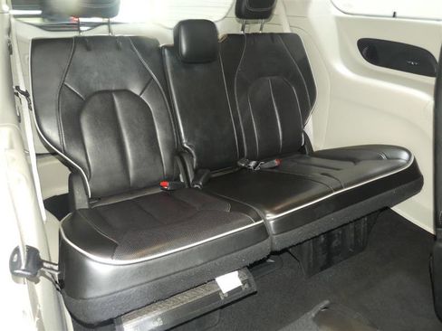 Used 2022 Chrysler Pacifica Limited FWD image 28